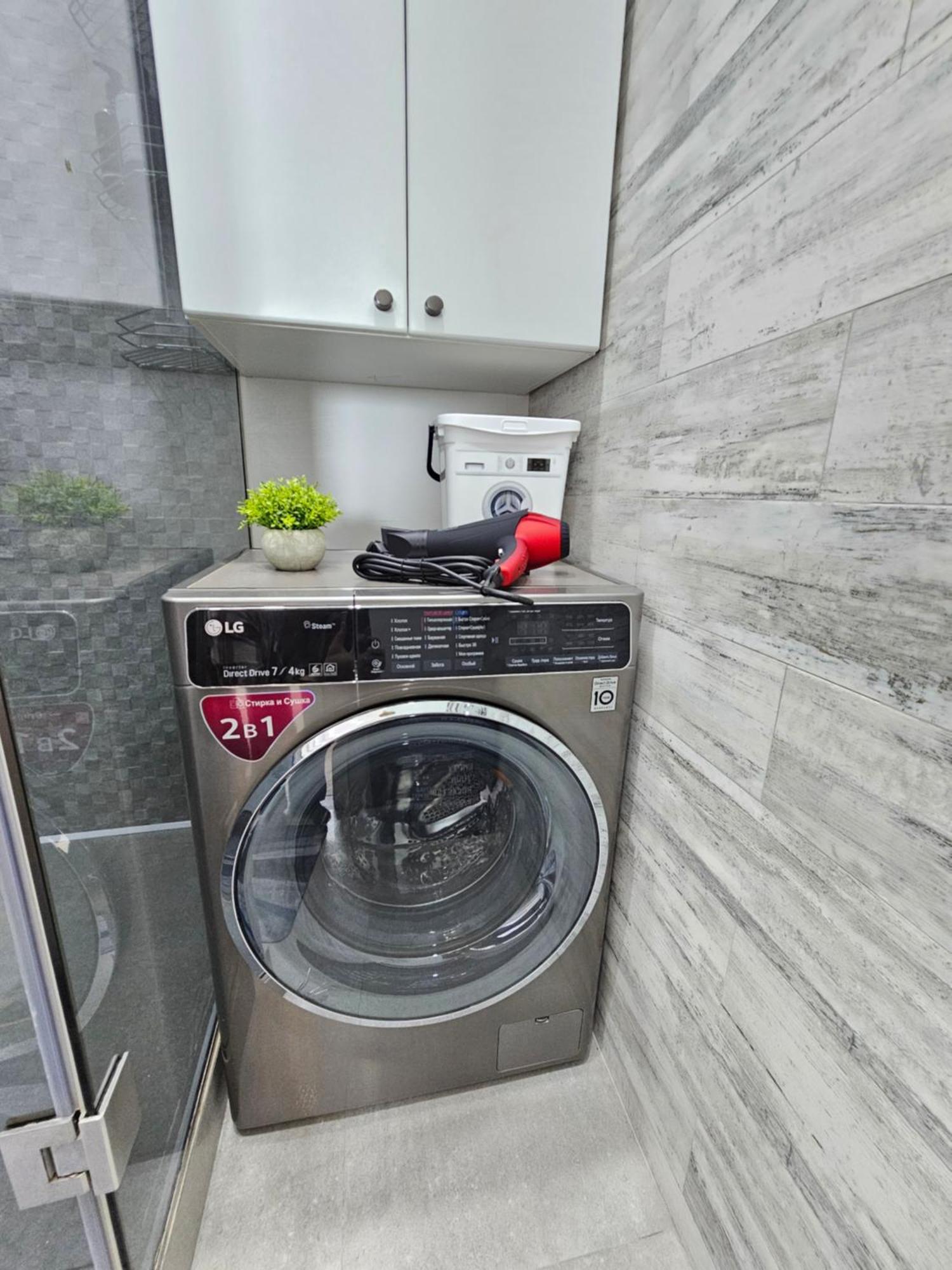 3 Room Gagarin Park Residential Complex Near Mega Shopping Mall アルマトイ エクステリア 写真