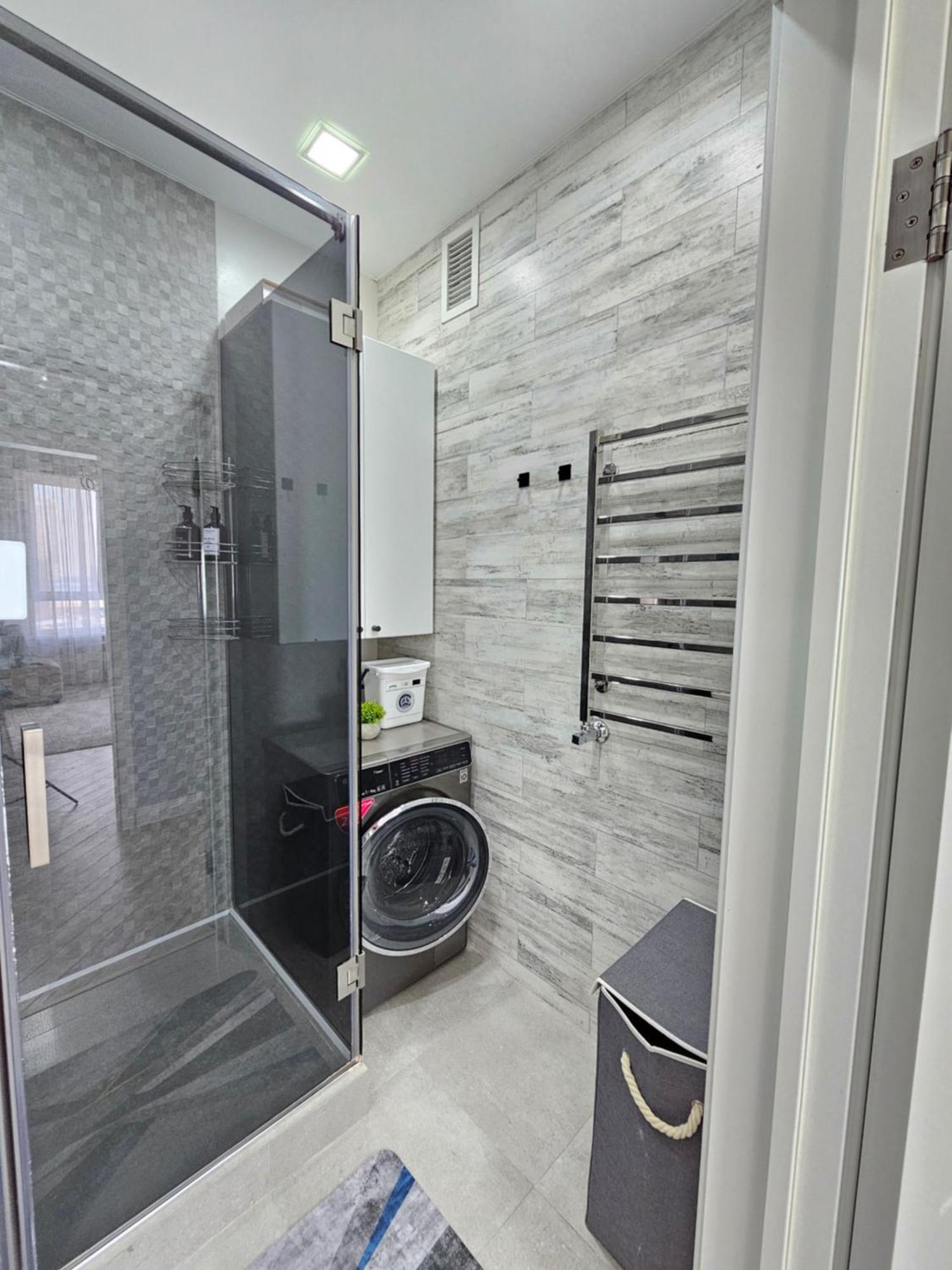 3 Room Gagarin Park Residential Complex Near Mega Shopping Mall アルマトイ エクステリア 写真